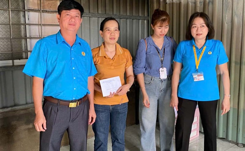 The Tay Ninh Provincial Labor Federation visited and presented gifts to support the family of a worker whose house caught fire in Can Giuoc commune. Photo: Tay Ninh Provincial Federation of Labor