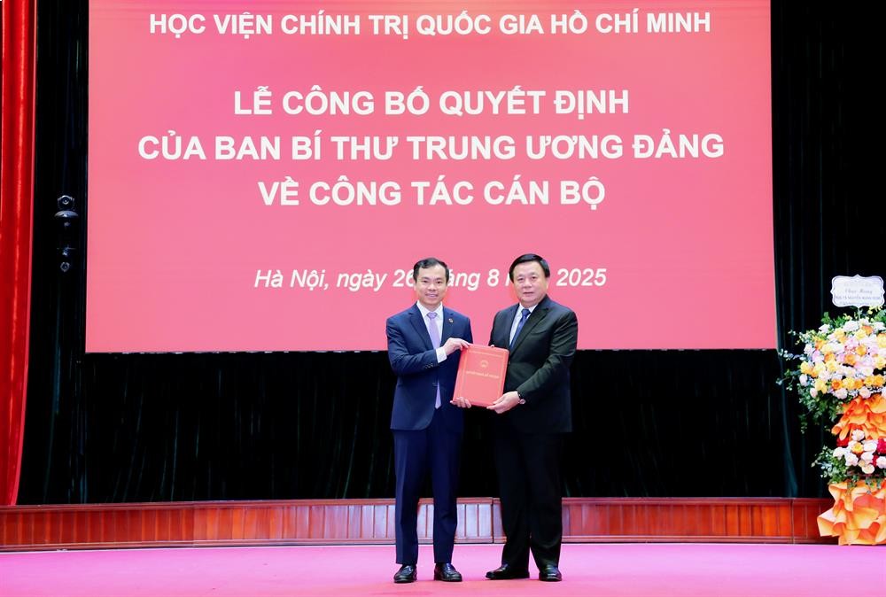 Prof. Dr. Nguyen Xuan Thang presented the Decision to appoint the position of Deputy Director of the Ho Chi Minh National Academy of Politics, Vice Chairman of the Central Theoretical Council to Associate Professor, Dr. Nguyen Manh Hung. Photo: Duc Manh