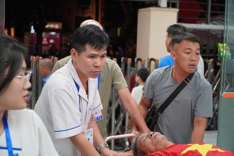 Doctors took people waiting to watch the parade to Xanh Pon General Hospital for emergency care on the night of September 1. Photo: Anh Duc