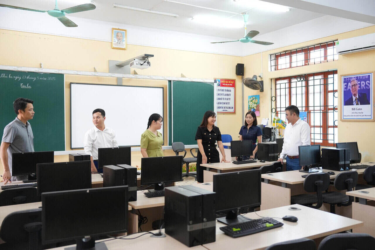 The supervision team of Hai Duong Ward People's Council, Hai Phong City inspects the facilities before the new school year. Photo: Quoc Tung