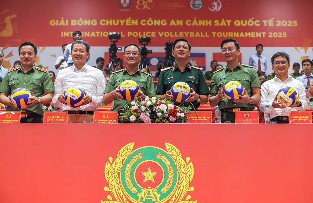 Cac dai bieu tham du le khai mac. Anh: Hoang Phong