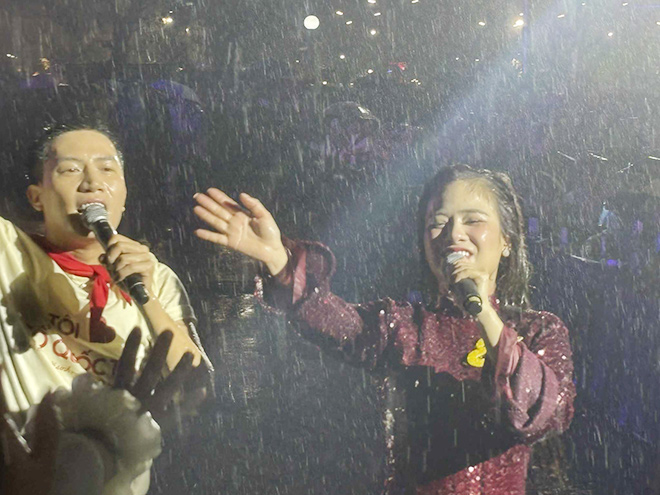 Anh Tu, Duong Hoang Yen xuong duoi san khau cung khan gia hoa vang loi ca “Noi vong tay lon“. Anh: Huyen Chi