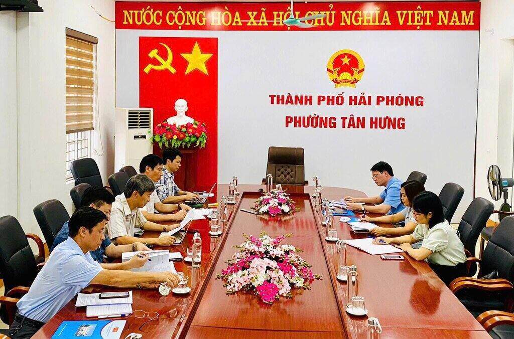 Hai Phong 시 당위원회 조직위원회는 Tan Hung 동 당위원회와 협력합니다. 사진: Tan Hung 동
