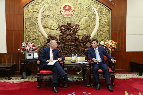 Pho Chu tich UBND tinh Nguyen Le Huy tiep va lam viec voi dai dien Cong ty CTP Ha Lan ve hop tac va co hoi dau tu tai Hung Yen. Anh: Cong TTDT tinh Hung Yen