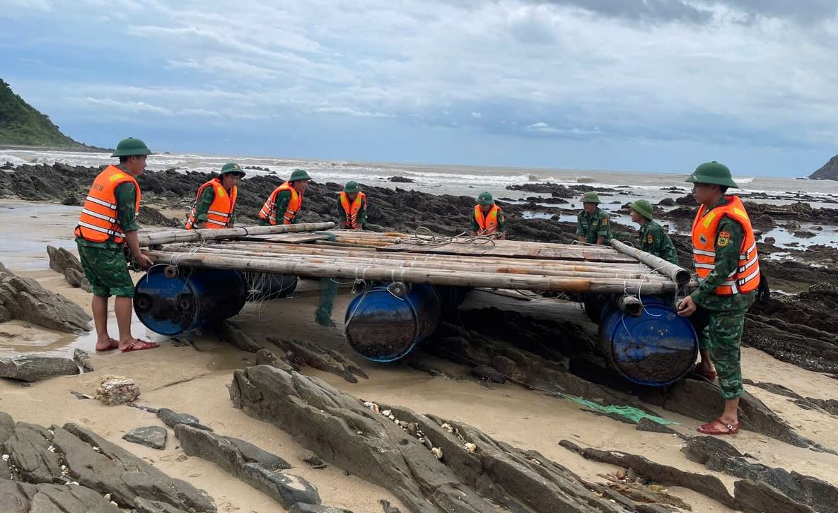 Helping people collect billion-dollar cages sunk by storm No. 5. Photo: Border Guard