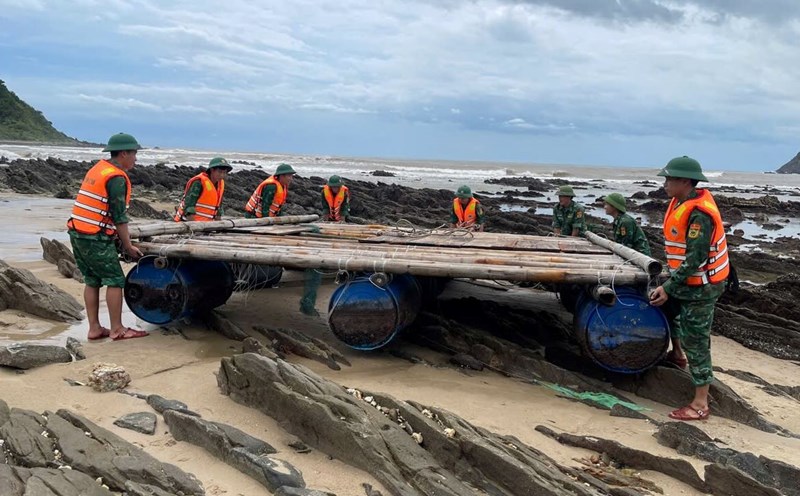 Helping people collect billion-dollar cages sunk by storm No. 5. Photo: Border Guard