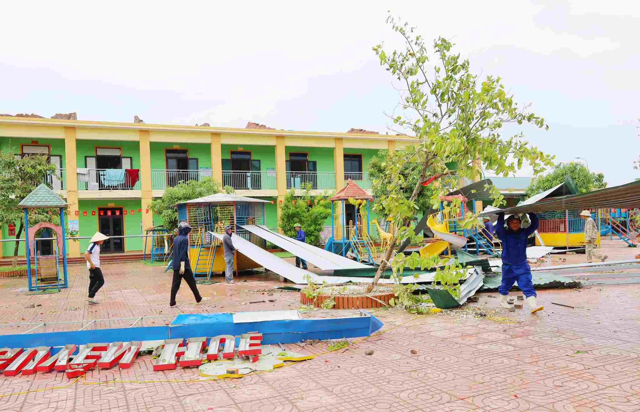 Urgently overcome the consequences of storm No. 5 at Nguyen Hue Kindergarten (Hung Nguyen commune, Nghe An province). Photo: Kieu Hoa