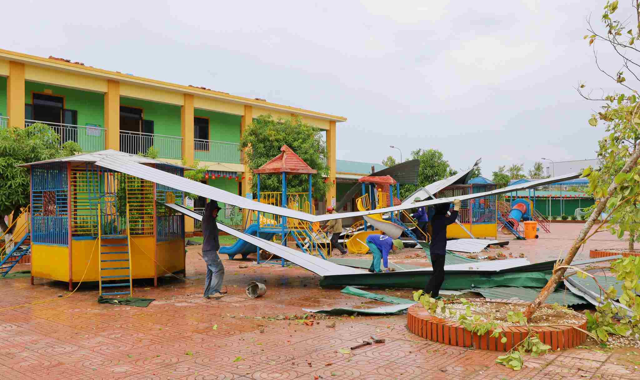 Cac truong hoc tai xa Hung Nguyen chay dua voi thoi gian, khac phuc hau qua thien tai de kip ngay khai giang. Anh: Kieu Hoa