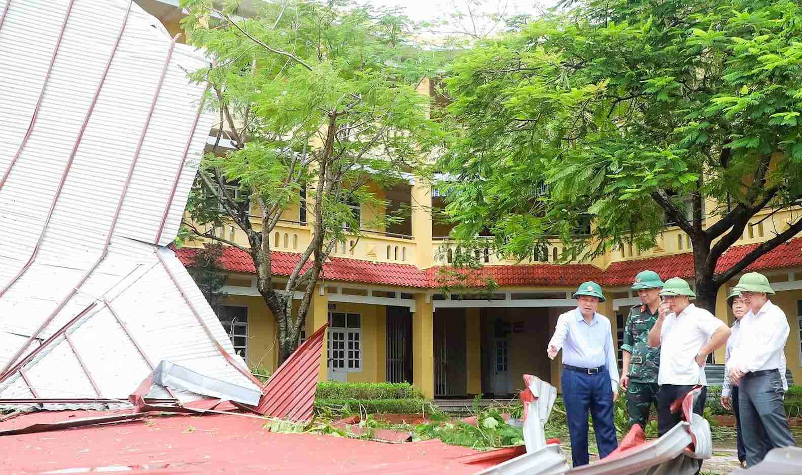 Chu tich UBND tinh Nghe An Le Hong Vinh thi sat cong tac khac phuc hau qua thien tai tai Truong THCS Kim Lien. Anh: Thanh Duy