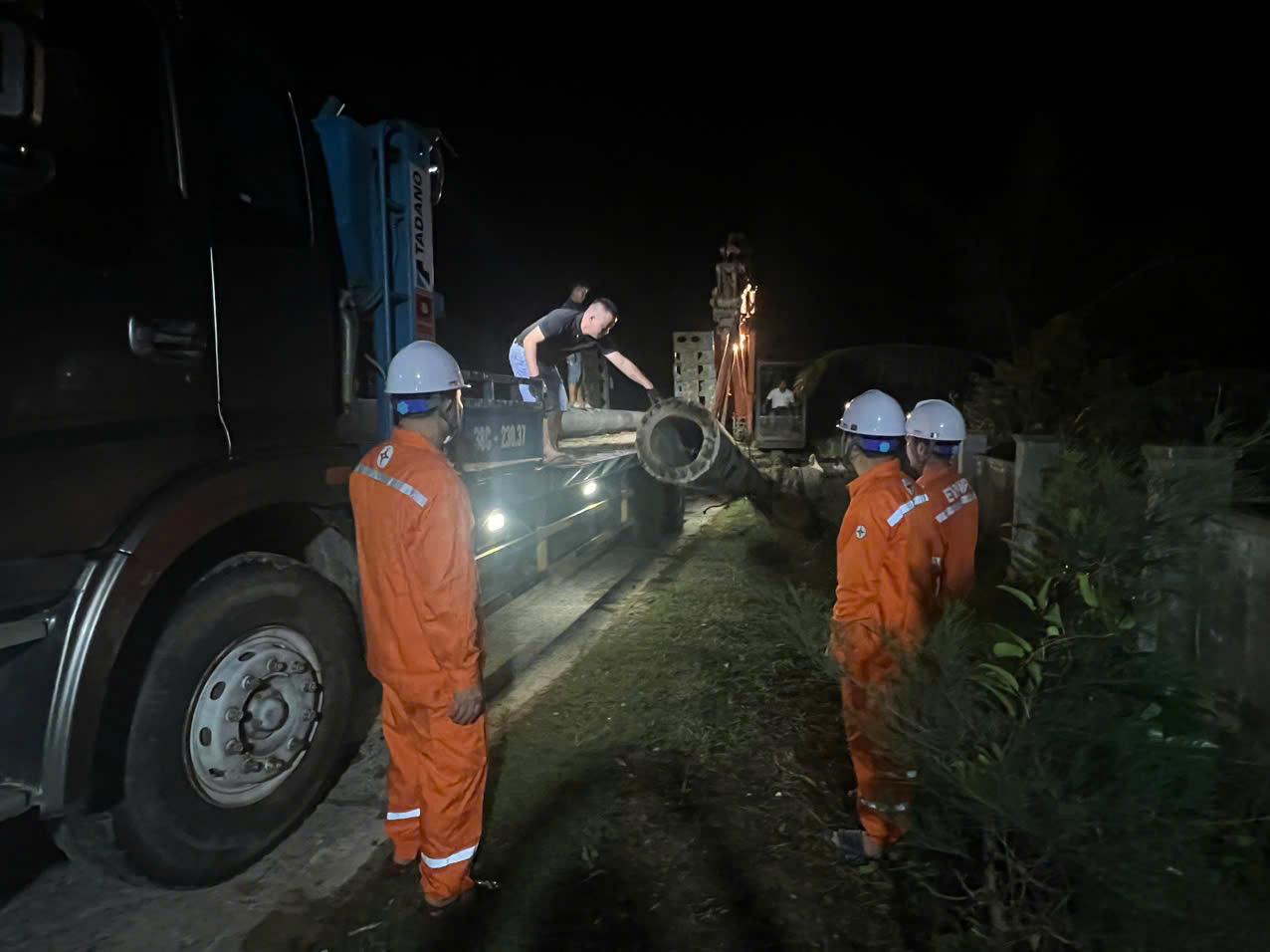 Reparation de l'incident de panne de courant due a la tempete n° 5. Photo : Mai Phuong