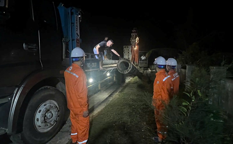 Overcoming power outages caused by storm No. 5. Photo: Mai Phuong