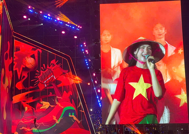 Hoa Minzy doi non va mac ao in co do sao vang. Anh: Huyen Chi