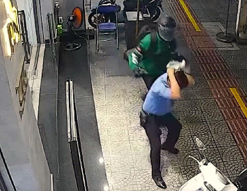 Security guards were assaulted in a daring gold robbery in Da Nang. Photo: Truong An