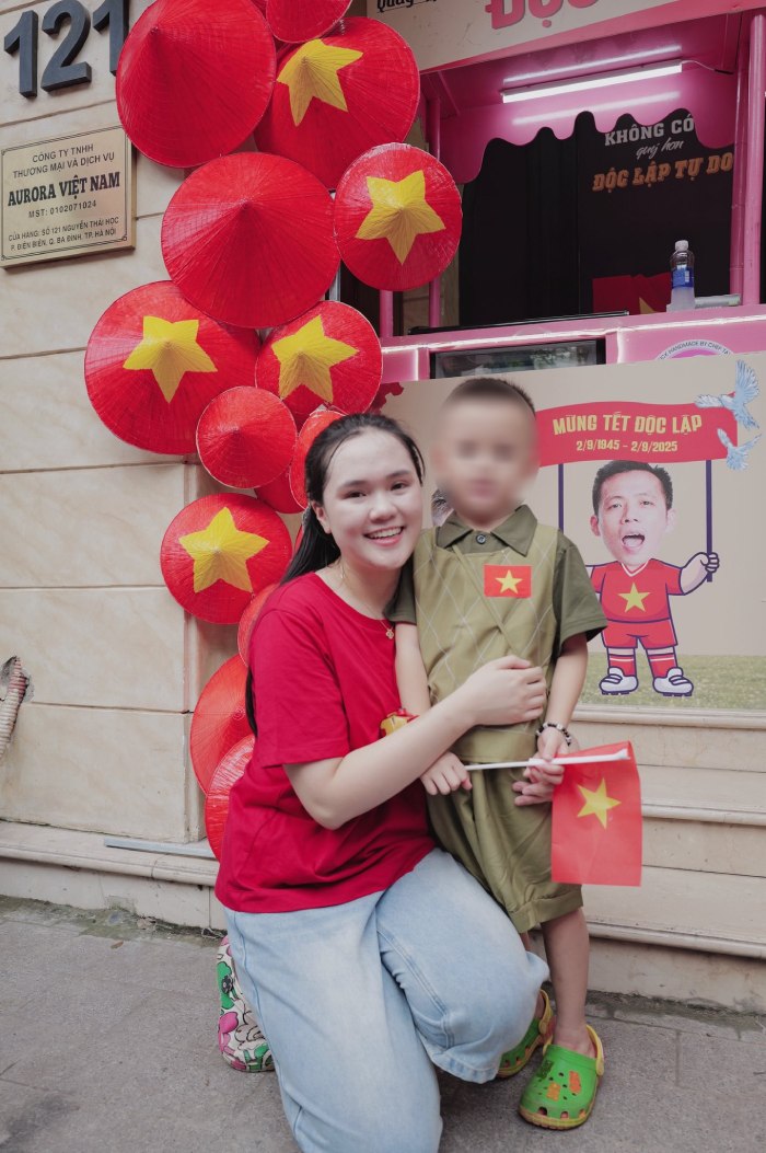 Quynh Anh va con trai ben quay tap hoa 0 dong. Anh: Chup tu trang ca nhan
