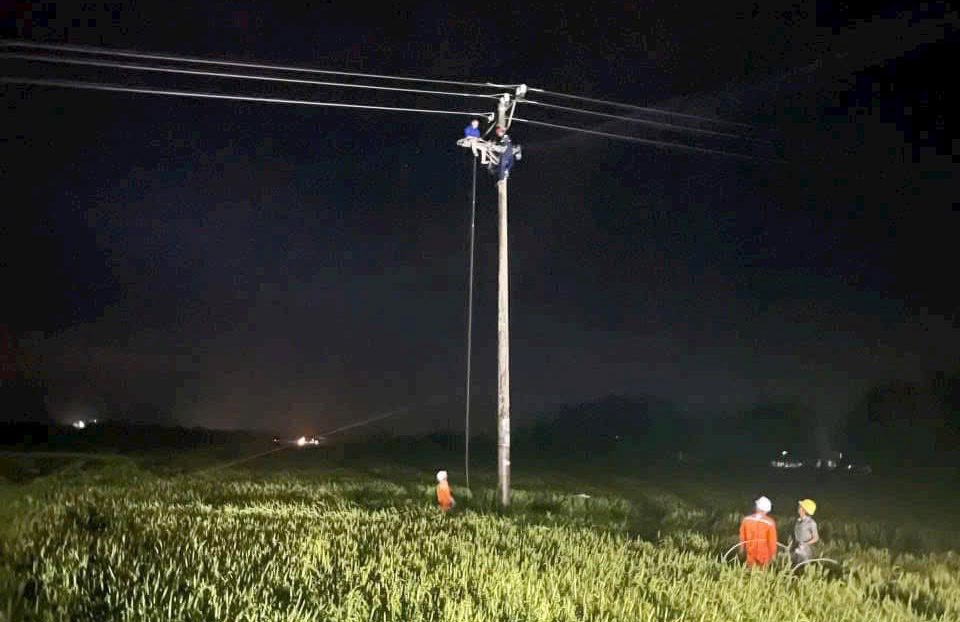 ハティン省電力部門は、台風5号後の停電状況の復旧に努めています。写真:ハティン電力.