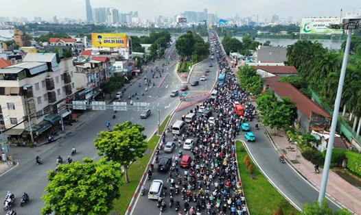 Kẹt xe nghiêm trọng cầu Bình Triệu 2 sáng 27.8.  Ảnh: Anh Tú