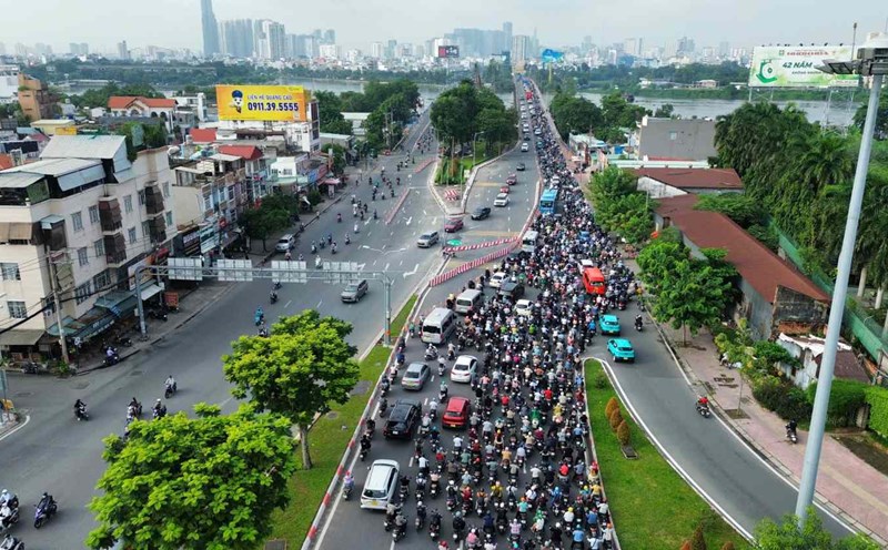 serious traffic jam on Binh Trieu 2 bridge on the morning of August 27. Photo: Anh Tu