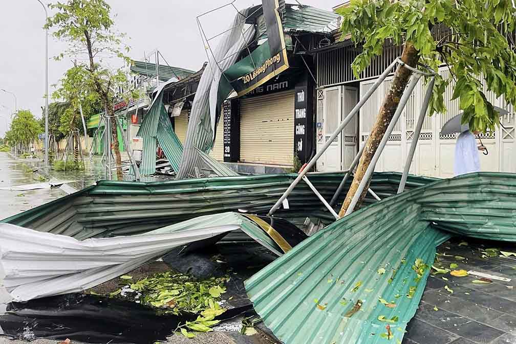 The corrugated iron roofs of many kiosks in the old Vinh City area were devastated after storm No. 5. Photo: Ngoc Anh