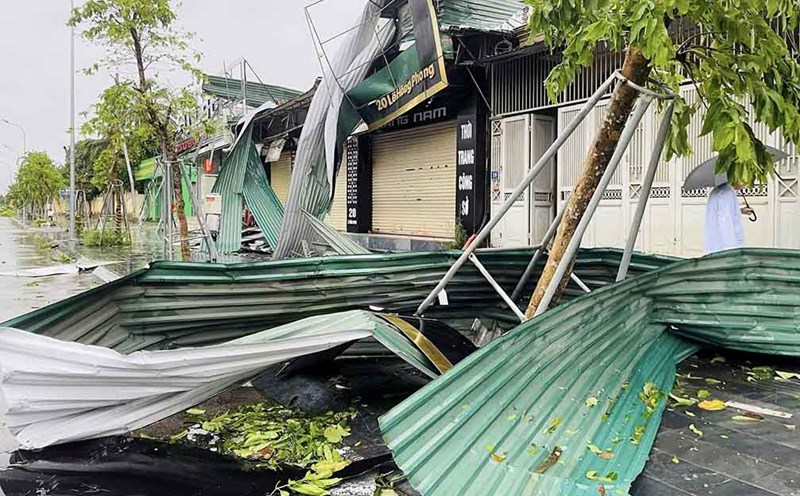 The corrugated iron roofs of many kiosks in the old Vinh City area were devastated after storm No. 5. Photo: Ngoc Anh