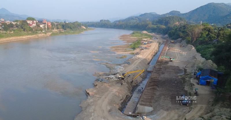 The embankment to prevent landslides on the Red River bank with an investment of 300 billion VND in Lao Cai. Photo: Dinh Dai