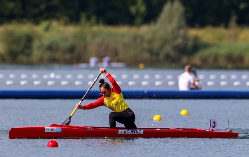 Nguyen Thi Huong is the main athlete in canoeing of the Vietnam Boat Racing Team. Photo: VNA