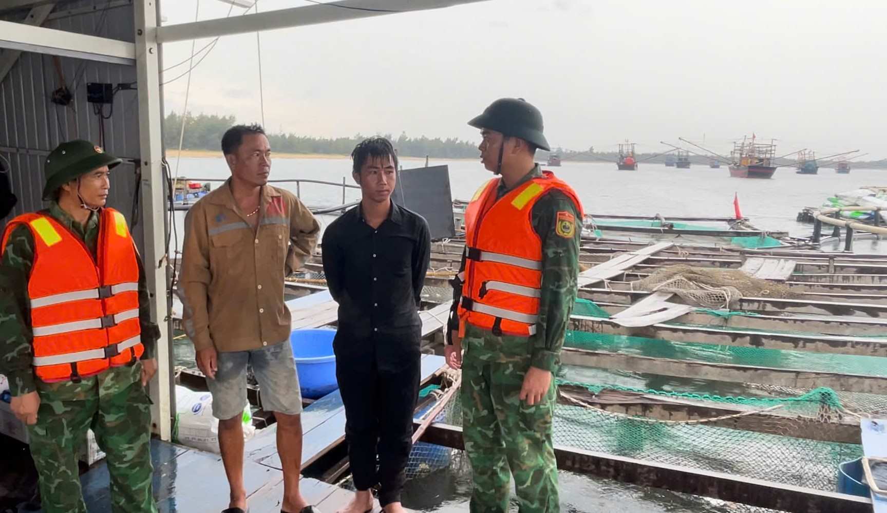The Border Guard Station of Ky Ha Port, Da Nang, propagates and directs fishermen to anchor fishing boats in safe locations. Photo: An Thuong