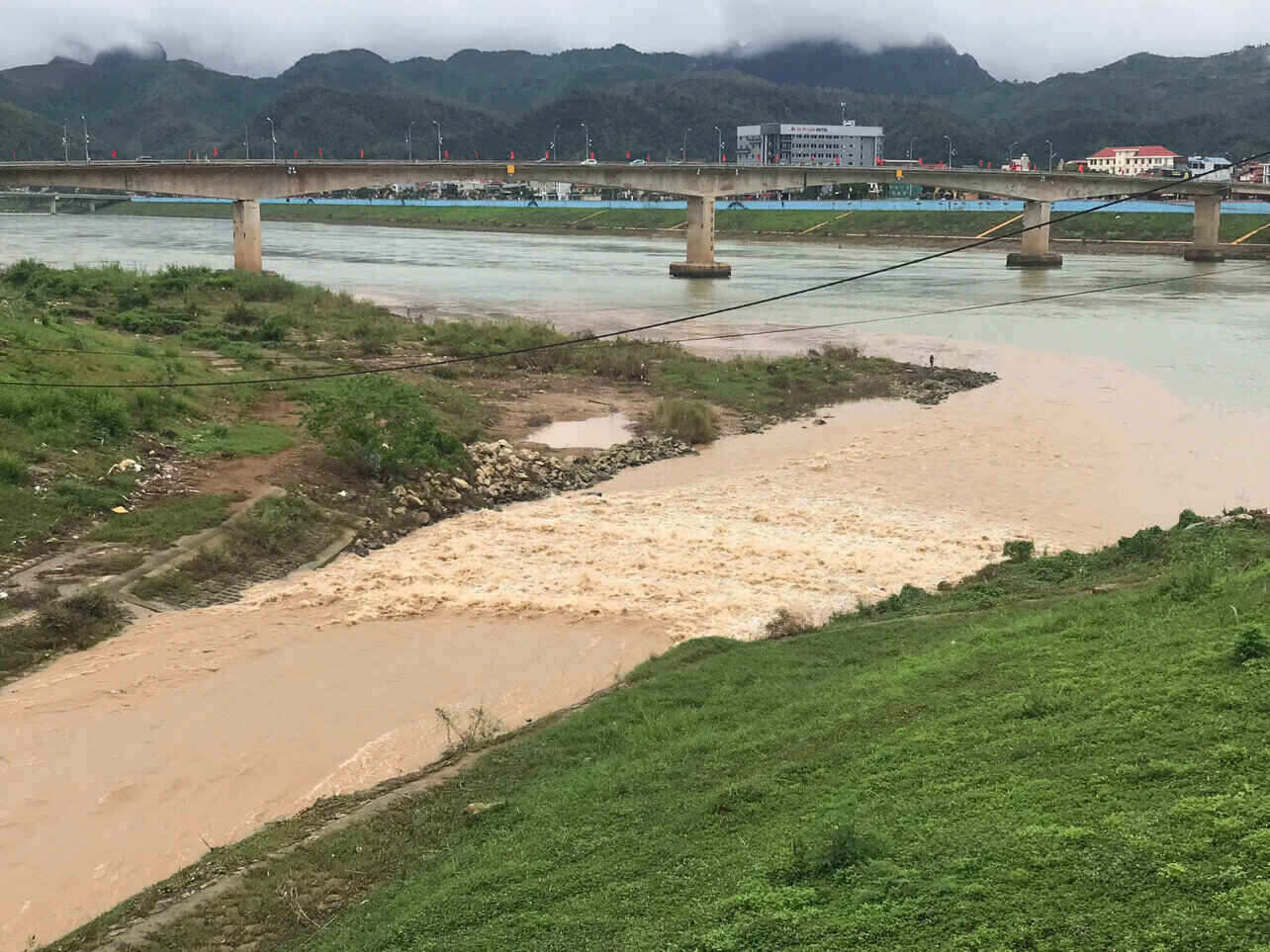 Ban Chi huy Phong thu dan su, Phong chong thien tai va Tim kiem cuu nan tinh Phu Tho khuyen cao nguoi dan khong qua ngam tran, tranh khu vuc nuoc xiet va de phong sat lo vung nui doc, ven song suoi. Anh: Yen San