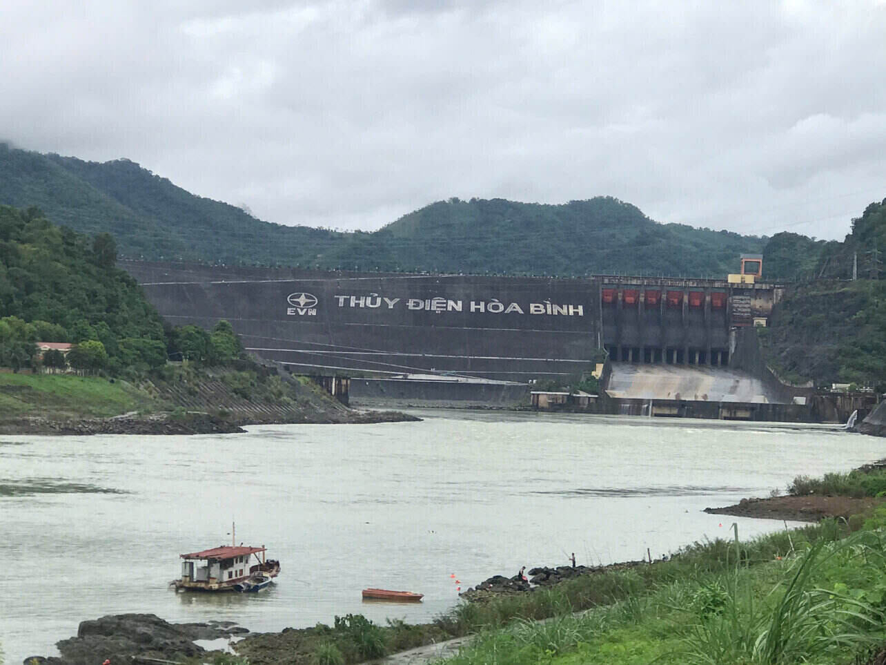 Tinh den 8h00 ngay 27.8, Thuy dien Hoa Binh van duy tri dong het cac cua xa day de dam bao an toan cho vung ha du. Anh: Yen San