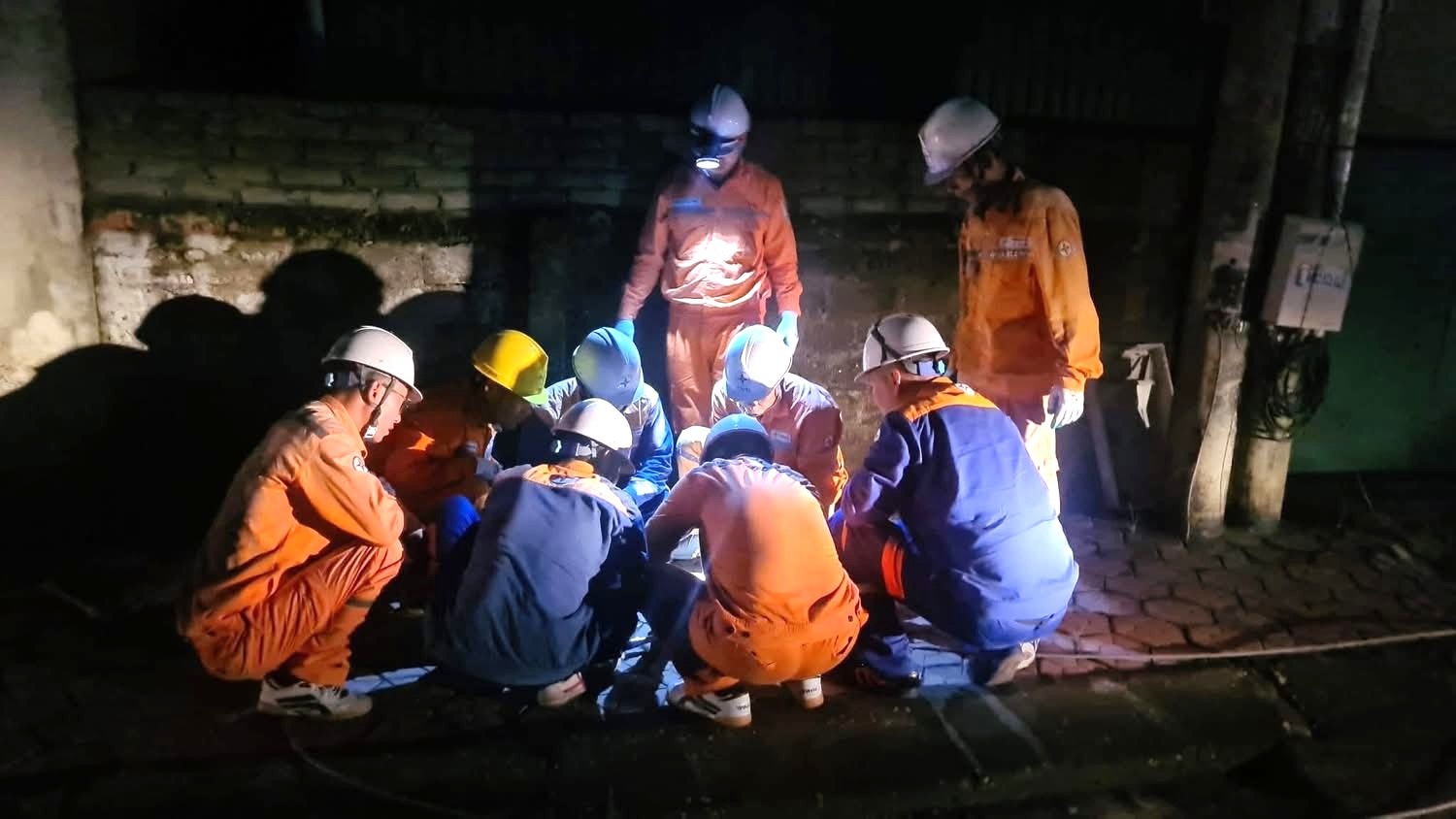Les employes de la compagnie d'electricite de Nghe An travaillent toute la nuit pour surmonter les consequences de la tempete n° 5. Photo : Ngoc Anh