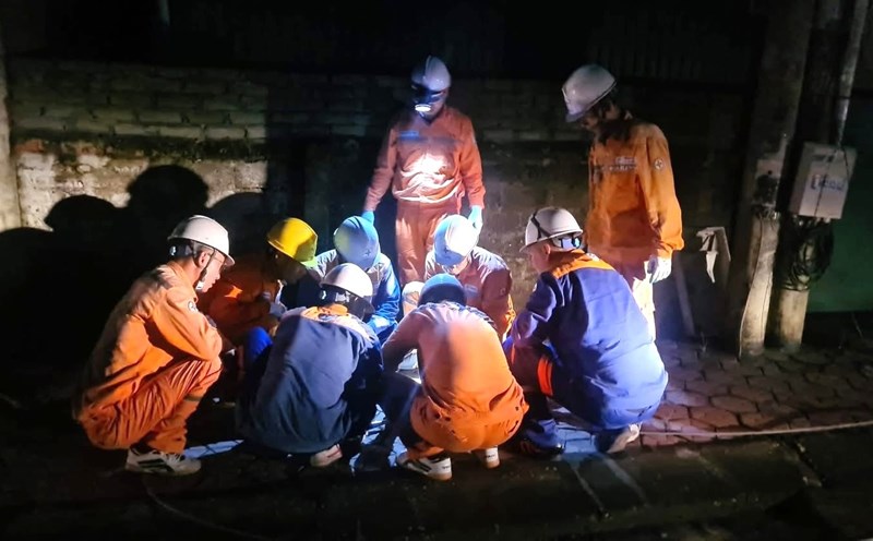 Officials of Nghe An Power Company worked through the night to overcome the consequences of storm No. 5. Photo: Ngoc Anh