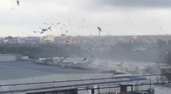 A tornado appeared in Yen Phong Industrial Park, Bac Ninh, sweeping hundreds of pieces of corrugated iron from an electronic components factory into the air. Photo: Provided by the people