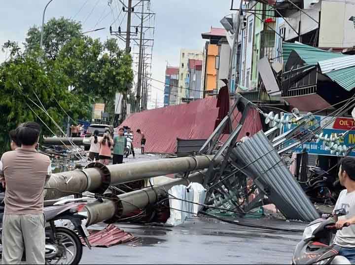Loc xoay lam gay 2 cot dien o xa Yen Phong, Bac Ninh. Anh: Nguoi dan cung cap  