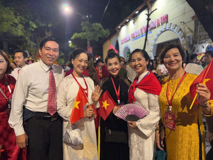 NSND Lan Huong(中央)は、A80パレードに参加したアーティストたちと記念写真を撮りました。写真:提供者