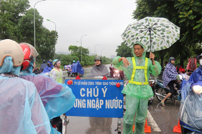 Luc luong chuc nang phai dat bien canh bao va dieu tiet nguoi dan di chuyen.