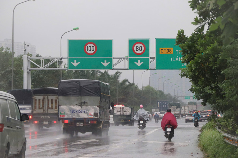 De tranh diem ngap, nhieu phuong tien xe may bat chap an toan di vao duong cao toc.