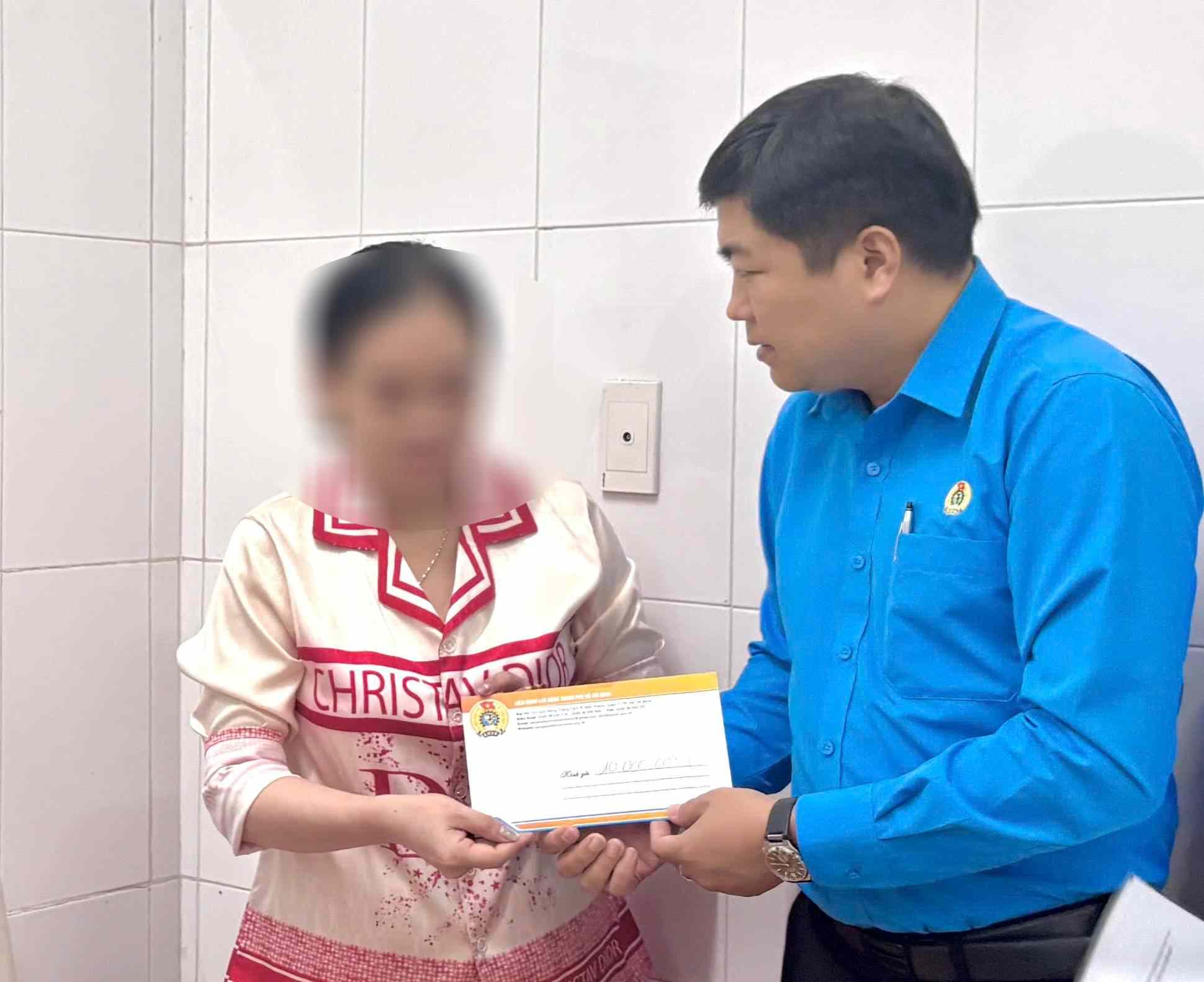 The Ho Chi Minh City Labor Federation presented support to the families of grassroots union officials with serious illnesses. Photo: Yen Nhi