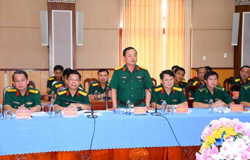 Dai ta quan doi Tran Dinh Hung - Pho Chi huy truong - Tham muu truong nguoi nhan ban giao. Anh: Quan khu 7