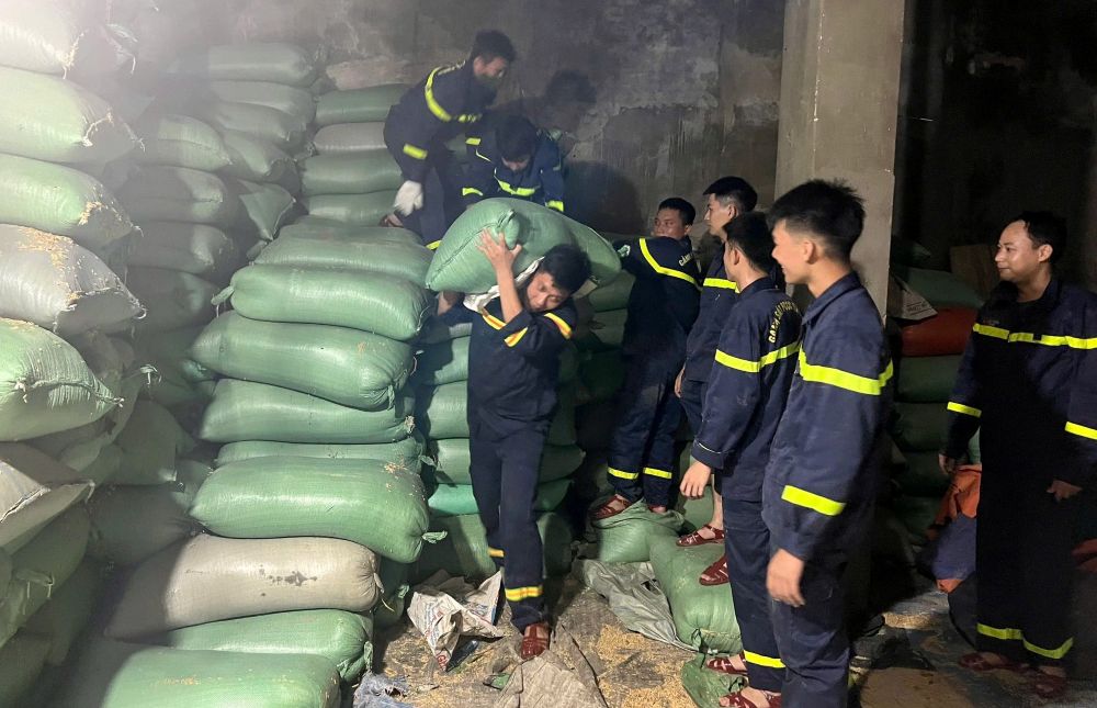 Luc luong Canh sat PCCC va CNCH, Cong an tinh Thanh Hoa nhanh chong ho tro di doi khoang 100 tan lua tai nha kho, khu dan cu (o xa Tong Son). Anh: Cong an Thanh Hoa