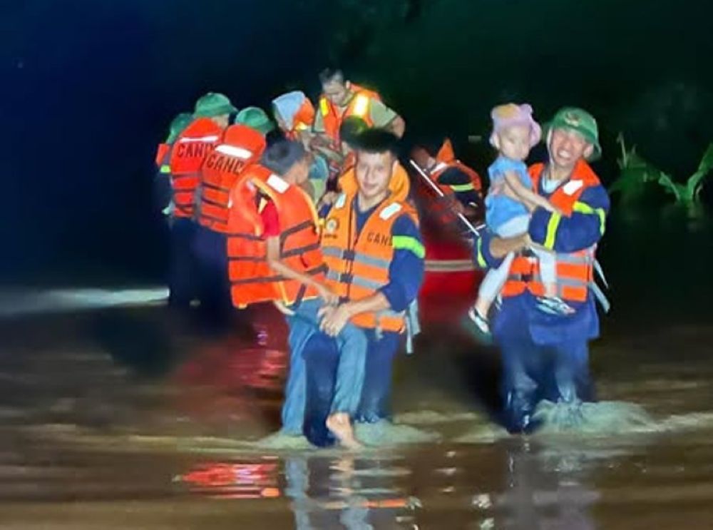 Phong Canh sat PCCC va CNCH, Cong an tinh Thanh Hoa dang co mat tai khu vuc thon Gia Du, xa Cam Thuy tiep can so tan nguoi dan, nguoi gia, tre nho den noi an toan. Anh: Cong an Thanh Hoa