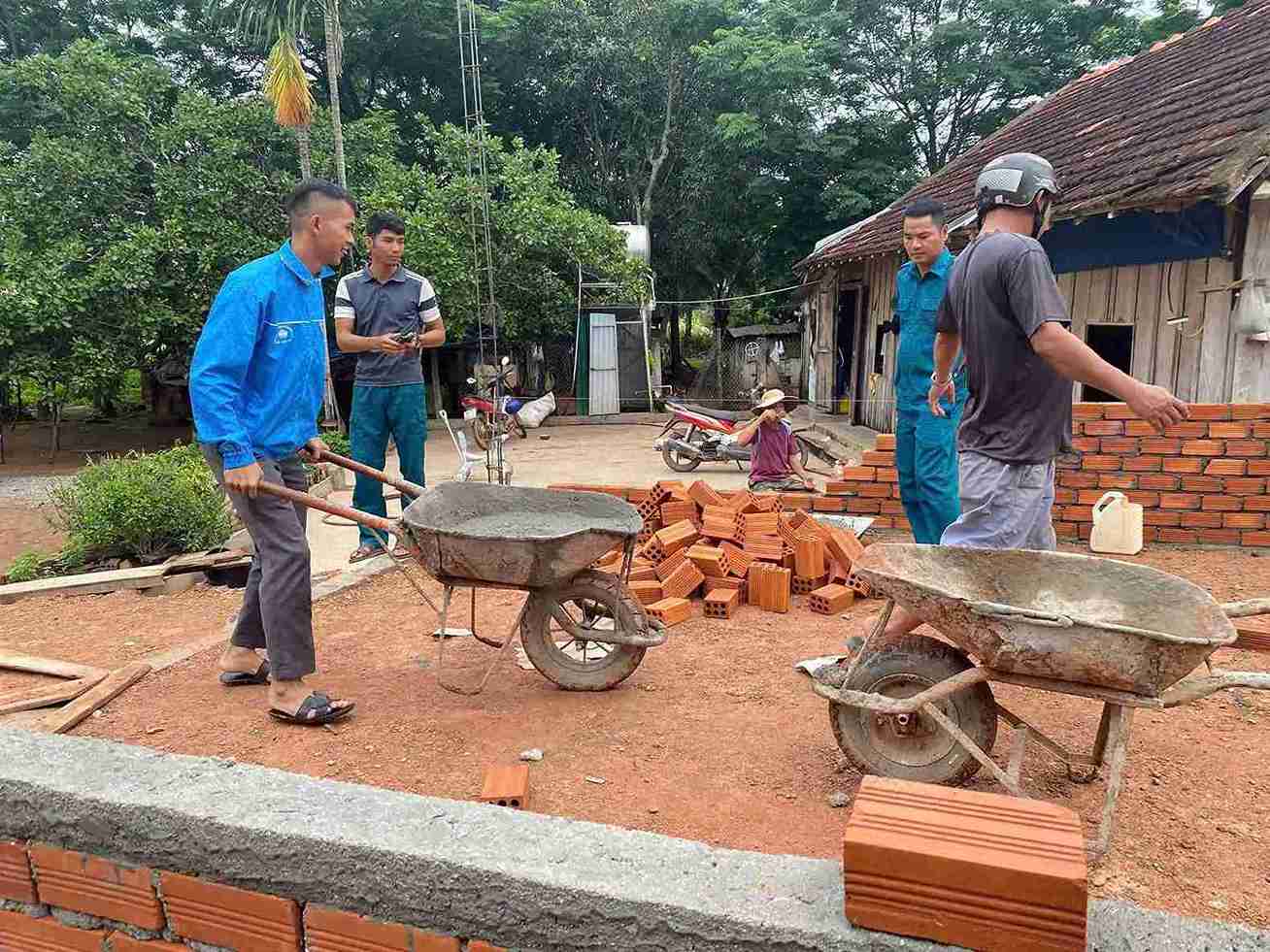 Luc luong chuc nang xa ho tro nguoi dan xay dung nha cua. Anh: Bao Trung