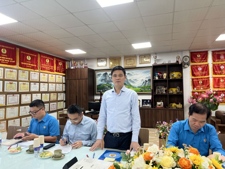 응오주이히에우 베트남 노동총연맹 부위원장이 스탠리 베트남 전력 유한회사의 설문 조사에서 발언하고 있습니다. 사진: 끼에우부