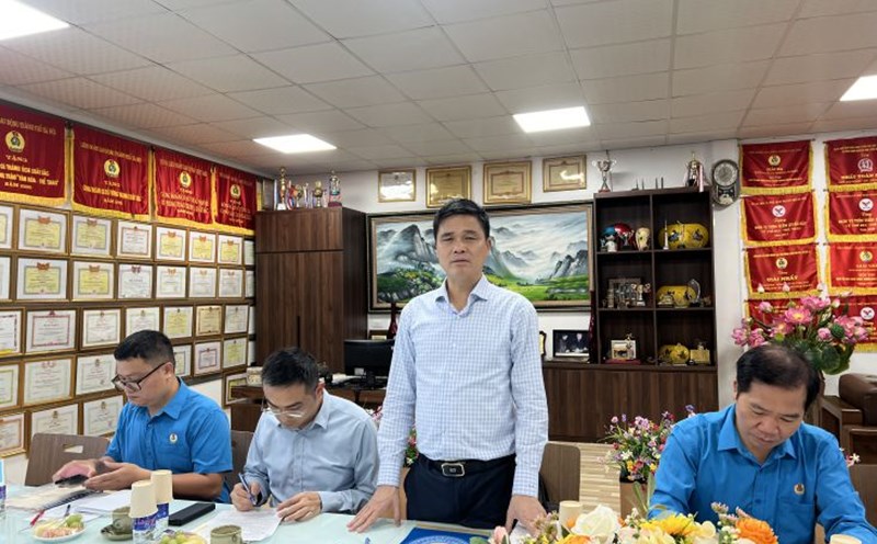 Vice President of the Vietnam General Confederation of Labor Ngo Duy Hieu spoke at the survey at Stanley Vietnam Electricity Company Limited. Photo: Kieu Vu