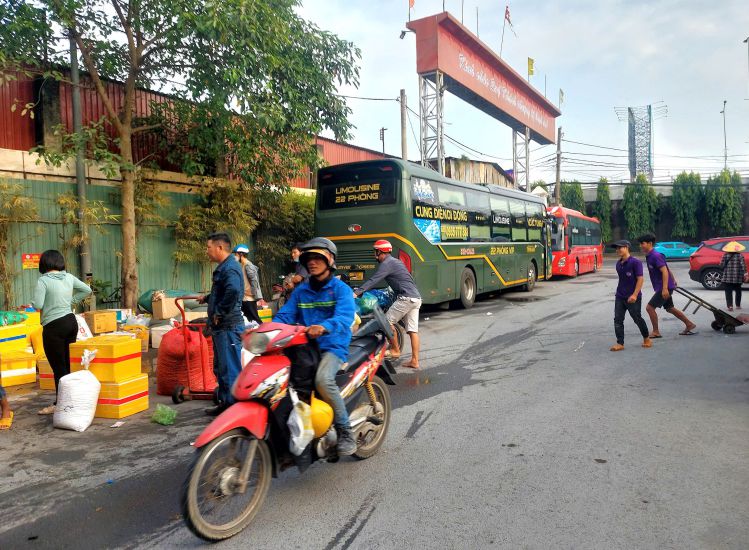 Passenger cars entering Thanh Cong illegal wharf (near Binh Phuoc overpass) operate to pick up and drop off passengers and deliver goods. Photo: Minh Quan