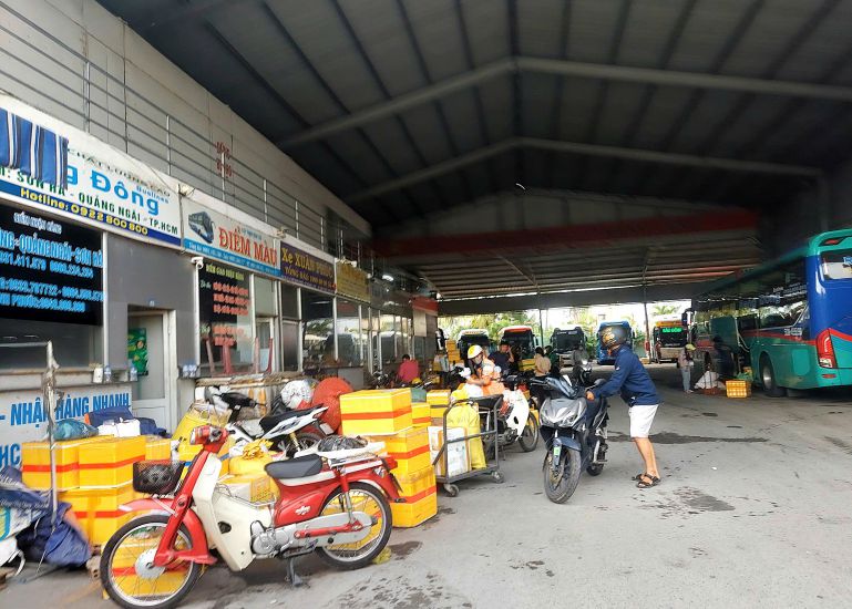 Xe khach vao ben lau Thanh Cong (gan cau vuot Binh Phuoc) hoat dong don tra khach, giao nhan hang hoa. Anh: Minh Quan
