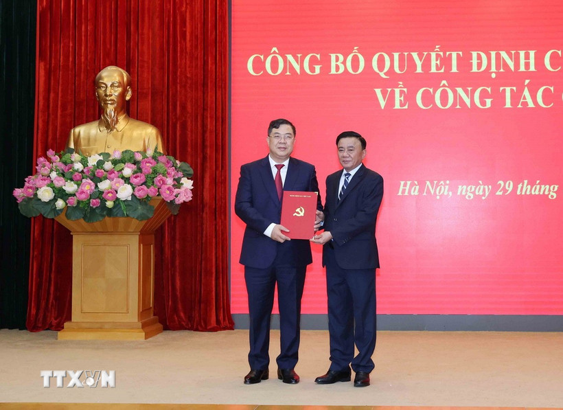 Mr. Tran Cam Tu - Politburo member, Standing member of the Secretariat, presented the appointment decision of the Politburo to Mr. Pham Gia Tuc. Photo: VNA