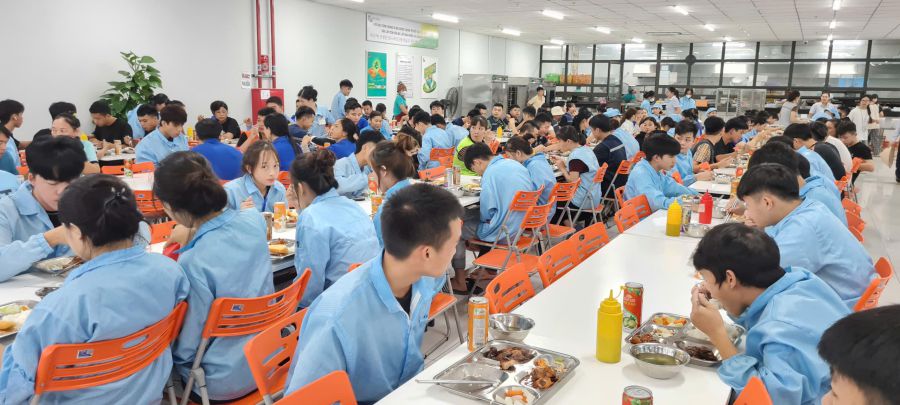 Nenh phuong 노동조합이 공동으로 주최하는 조합원 및 노동자를 위한 노동조합 점심 식사 프로그램. 사진: Bao Han