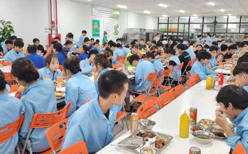The Union Meal Program for union members and workers is jointly organized by the Nenh Ward Union. Photo: Bao Han