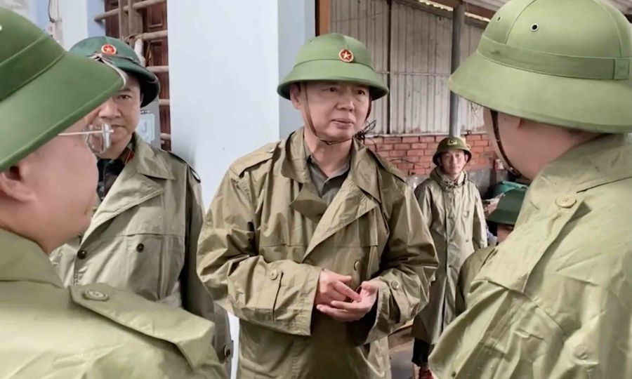 党中央委員会のメンバー、トラン・ホン・ハ副首相は、ハティンでの嵐の後に克服するよう指示された。写真：Tran Tuan