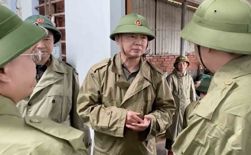 Member of the Party Central Committee, Deputy Prime Minister Tran Hong Ha directed the recovery after the storm in Ha Tinh. Photo: Tran Tuan