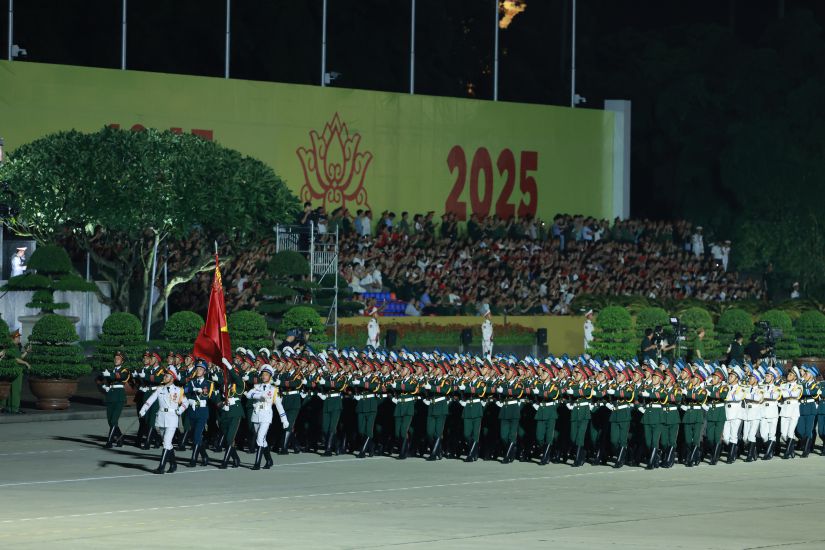 Le corps d'officiers de l'armee populaire vietnamienne traverse la ceremonie lors de la seance d'entraînement du soir du 24 août. Photo : Hai Nguyen
